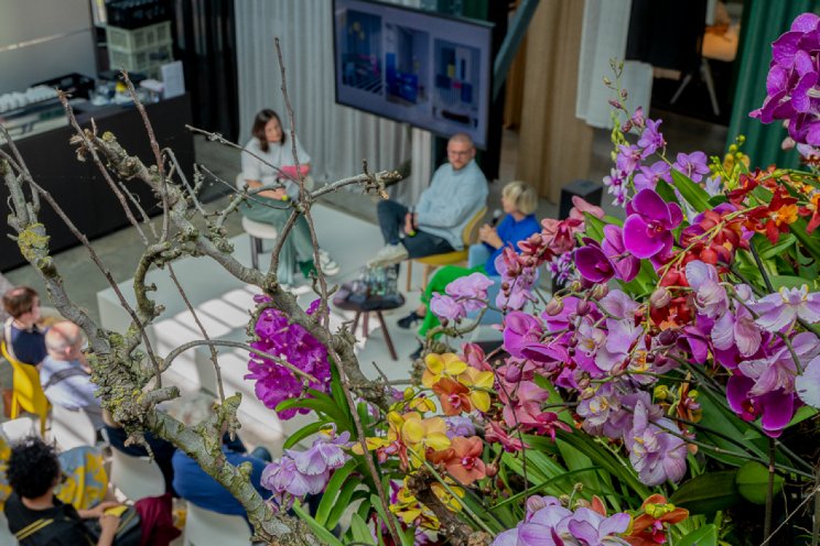 Orchideeënkunstwerken op Duitse designbeurs Orchideeënkunstwerken op Duitse designbeurs