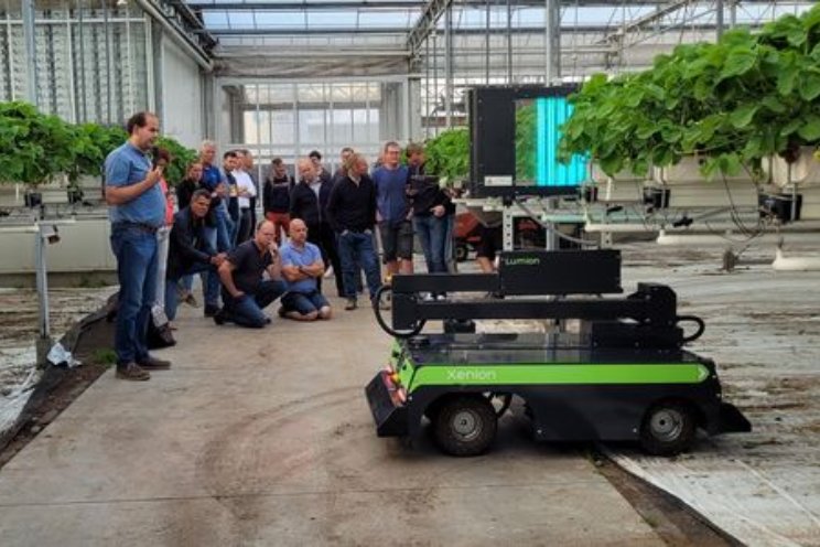 Informatieve demonstratie van UV-robot in aardbei Informatieve demonstratie van UV-robot in aardbei