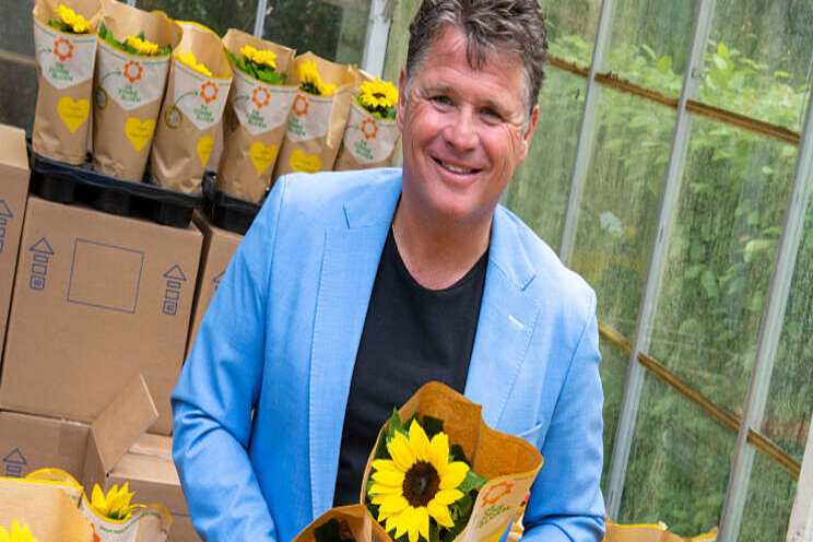 Wolter Kroes deelt 100 Sunsation Sunflowers uit