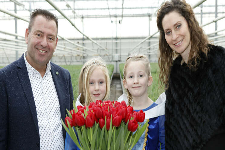 Prinsesjes en Pia Douwes dopen tulp 'Make-A-Wish'